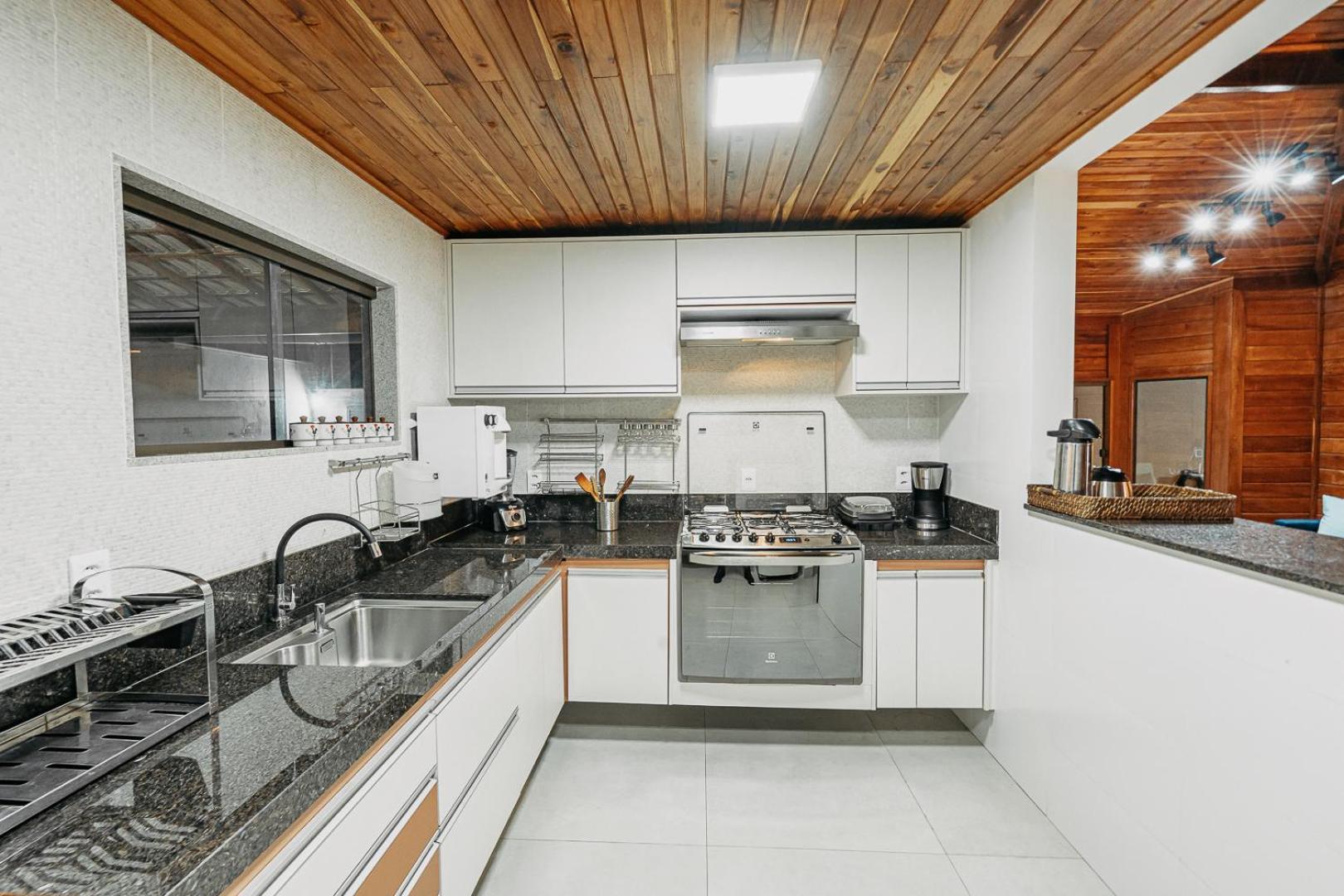 Casadecastelhanos, Quadra Do Mar De Castelhanos, 4 Suites Com Ar, Churrasqueira, Piscina, Hidromassagem, Cozinha Integrada Gourmet Ideal Para Familia E Amigos Anchieta  Eksteriør bilde